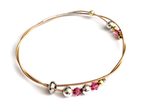 Armreif aus Gitarrensaite: Filigranes Pink